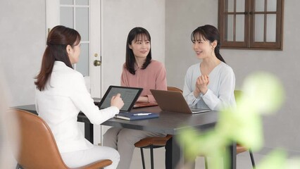 Aufkleber - オフィスで会話するカジュアルウェアの女性グループ
