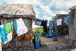 du linge sèche étendu sur une corde dans un village traditionnel de l'île de Saint Vincent au Cap Vert en Afrique occidentale