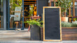 Mockup von leeren schwarze Tafel vor einem Restaurant, Menütafeln in der Nähe des Eingangs zum Cafe auf der Straße. 