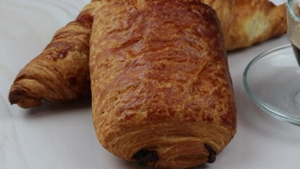 Wall Mural - croissant, pain au chocolat et café, en gros plan, sur une table