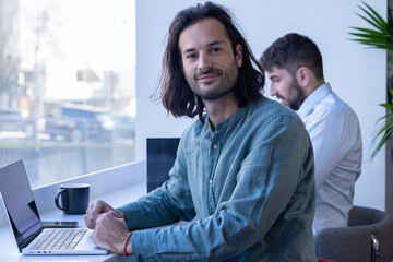 Poster - portrait d'un jeune homme en train de travailler au bureau