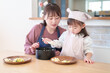 ご飯を盛り付ける親子　女の子とお母さん