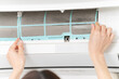 エアコンのフィルターを掃除する若い女性　ライフスタイルイメージ