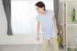 床掃除をする若い女性　ライフスタイルイメージ
