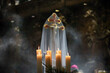 Kościół katolicki krzyż ze świecami na ołtarzu. 