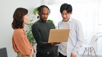 Aufkleber - ロビーでノートパソコンを見ながら会話する多国籍の人々