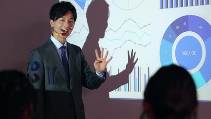 Poster - プロジェクターを使ってプレゼンテーションする男性