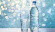 Flasche Wasser mit eine Glas voll gefüllt mit reinen gesunden Trinkwasser, 