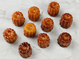 Canvas Print - Canelés bordelais, vue du dessus, sur une table	