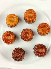 Canvas Print - Canelés bordelais, vue du dessus, sur une table	