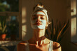 Giovane donna con maschera beauty sul viso attende che si asciughi meditando e rilassandosi