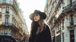 Mulher usando um chapéu na rua, conceito de moda - Papel de parede