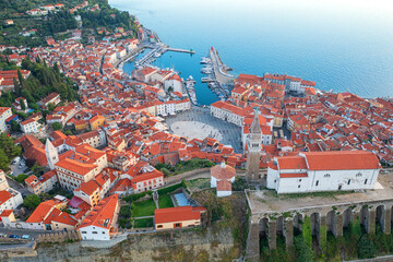 Wall Mural - Aerial view of Piran old town, Slovenia, beautiful landmark. Scenic cityscape with medieval architecture and red tiled roofs, famous tourist resort on Adriatic seacoast, outdoor travel background