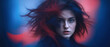 primo piano volto di giovane donna dai capelli scuri con ciocche in rosso e blu