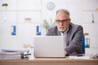 © Elnur - Old male employee working in the office
