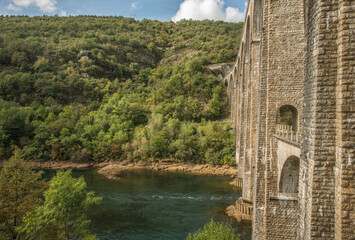 Poster - L'Ain, au viaduc de Cize-Bolozon, en période de basses eaux vu de puis la rive gauche à Bolozon, Bugey, France