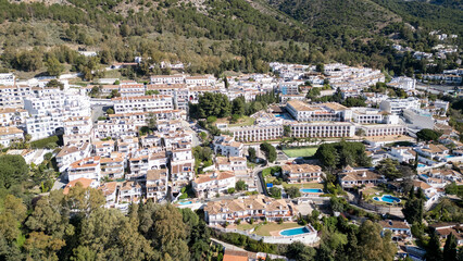 vista aérea del bonito pueblo mediterráneo de Mijas en la costa del sol de Málaga, España