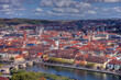 Blick vom UNESCO Weltkulturerbe Festung Marienberg auf die alte Mainbrücke, St.-Kilians-Dom und, die Altstadt von Würzburg, Bayern, Deutschland, Europa.