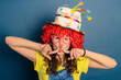 © Rafa - animadora infantil con gorro de colores peluca roja y gafas rosa con nariz de payaso