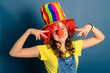© Rafa - animadora infantil con gorro de colores peluca roja y gafas rosa con nariz de payaso