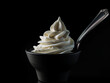 Petit pot de yaourt glacé, yaourt nature bio ou organique sur fond noir, production de la ferme, produit d'exception, yaourt au lait de vache, brebis ou chèvre