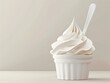 Petit pot de yaourt glacé, yaourt nature bio ou organique sur fond blanc, production de la ferme, produit d'exception, yaourt au lait de vache, brebis ou chèvre
