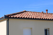 Gouttière aluminium gris anthracite sur la façade de la maison, corniche, descentes rectangulaires
