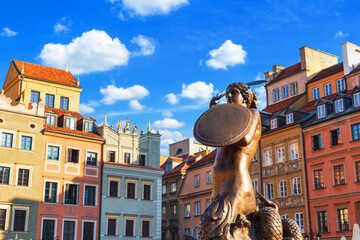 Wall Mural - Cityscape - view of the Syrenka (little mermaid) statue on Old Town Market Place in the historical center of Warsaw, Poland