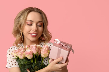 Poster - Young woman with bouquet of beautiful roses and gift box on pink background