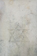 Davidstern als Symbol für das Judentum auf einem verwitterten Grabstein mit Textfreiraum oberhalb