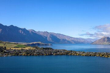 Wall Mural - Ausblick auf Vorgelagerte Halbinseln nähe Queenstown in Neuseeland mit Bergen im Hintergrund