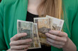 Kobieta przelicza gotówkę w polskiej walucie, banknoty w rękach 