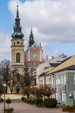 Fototapeta Tulipany - Tarnobrzeg rynek i kościół o. Dominikanów piękna architektura polskiego miasta