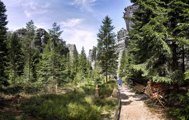 Wanderung zwischen Felsen und Wald, Person nicht erkennbar