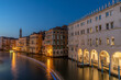 Blaue Stunde in Venedig (Italien), Langzeitaufnahme des Canal Grande, Blick von Brücke auf beleuchtete Häuser entlang des Canal Grande
