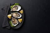 Fototapeta Londyn - Fresh oysters with lemon on plate