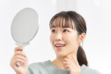 Fototapeta Panele - 鏡で歯並びをチェックする女性