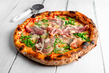 Fototapeta Uliczki - Deliziosa pizza italiana condita con sugo, speck e parmigiano 