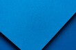 重なる青色の画用紙の背景