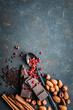 Schokolade, Haselnüsse und roter Pfeffer auf einem rustikalen Hintergrund. Drausicht, Zutaten.