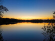 Der schöne Wolfssee an der Sechs-Seen-Platte in Duisburg bei Sonnenuntergang