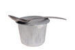 Pot en aluminium avec une cuillère posée dessus en gros plan sur fond blanc