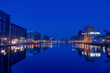 Beleuchtete und historische Industriegebäude im Innenhafen in Duisburg bei Nacht
