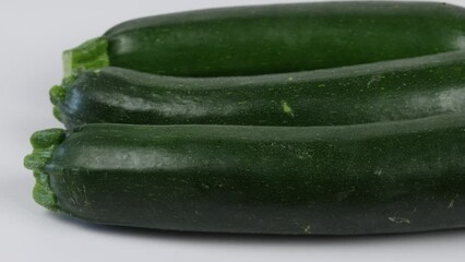 Poster - plusieurs courgettes isolées sur un fond blanc