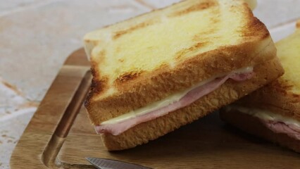 Sticker - croque-monsieur, en gros plan, sur une table