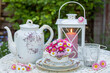 florales Arrangement mit Maßliebchen-Strauß, vintage Porzellan und Laterne	