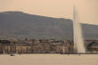 Saharastaub über Genf; Blick vom See auf die Uferfront mit der berühmten Fontäne Jet d'Eau