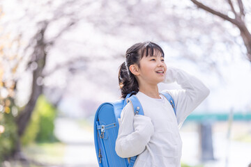 Wall Mural - 桜の木の下で微笑む女の子　Girl smiling under the cherry tree