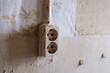 alte Steckdose in einem verlassenen Gebäude
