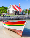 Fototapeta Tęcza - Eglise mythique de Cap Malheureux et barque de pêche, île Maurice 